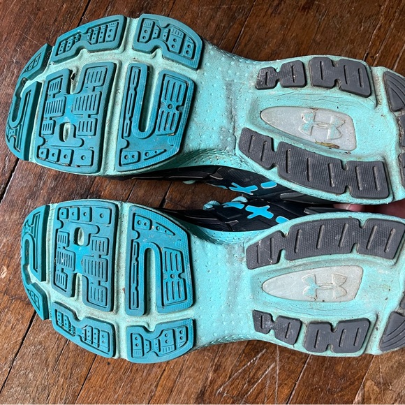 Under Armour running shoes - Picture 2 of 5